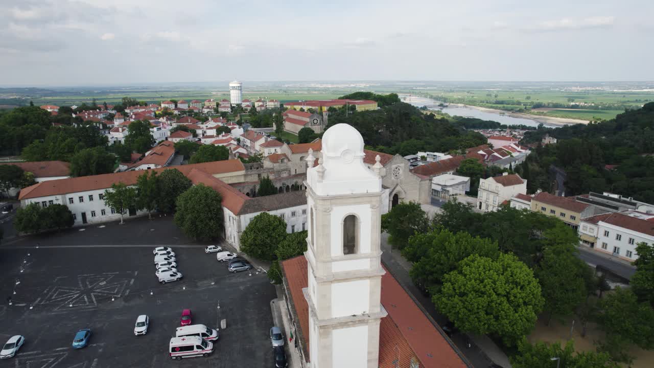 torre da trindade en santarém, portugal en un día despejado, vista desde el aire