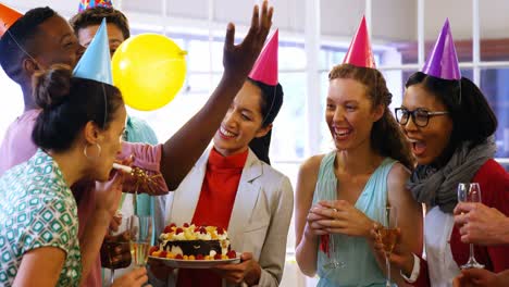 ejecutivos de negocios celebrando su cumpleaños