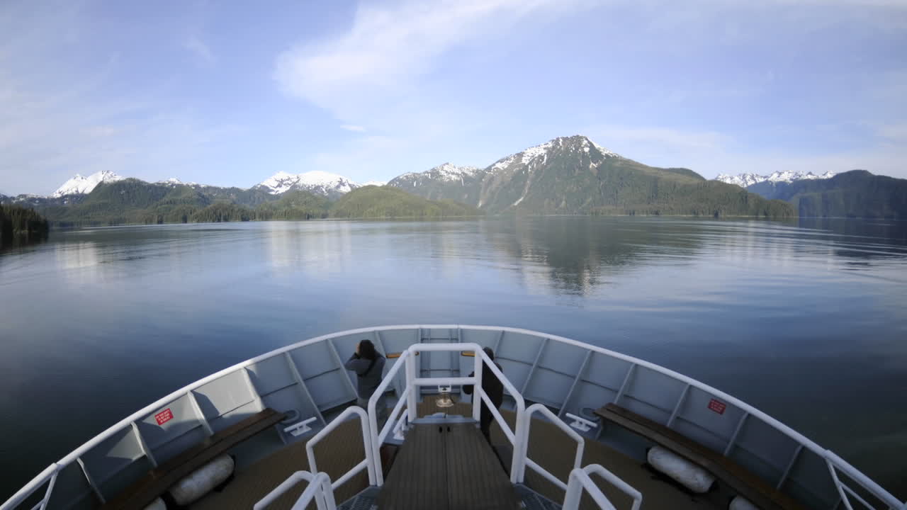 Zeitraffer-Aufnahme vom Schiffsbug, der in die Kelp Bay vor Baranof Island in Südost-Alaska einfährt.