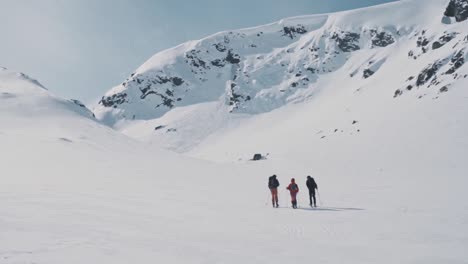 Esquiadores-Caminando-Por-El-Paisaje-Nevado-De-Noruega,-Vatnahalsen