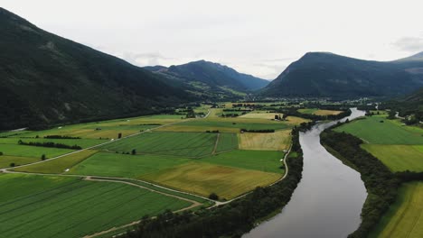 Fjord-Noruego-Drone-Antena-Con-Río-Y-Granjas