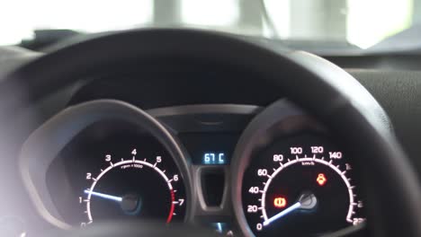 imágenes del movimiento de la aguja de rpm del automóvil durante la aceleración