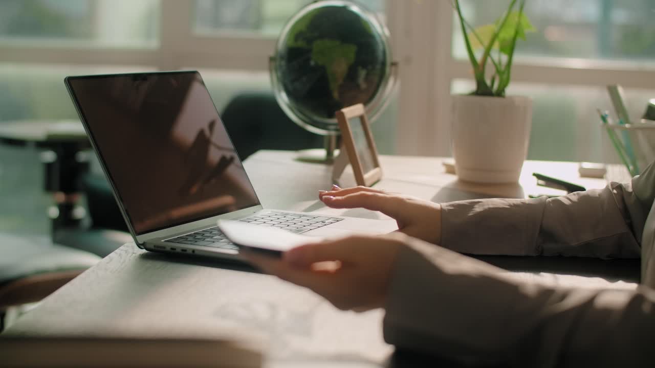 Donna che lavora al laptop nel suo ufficio domestico