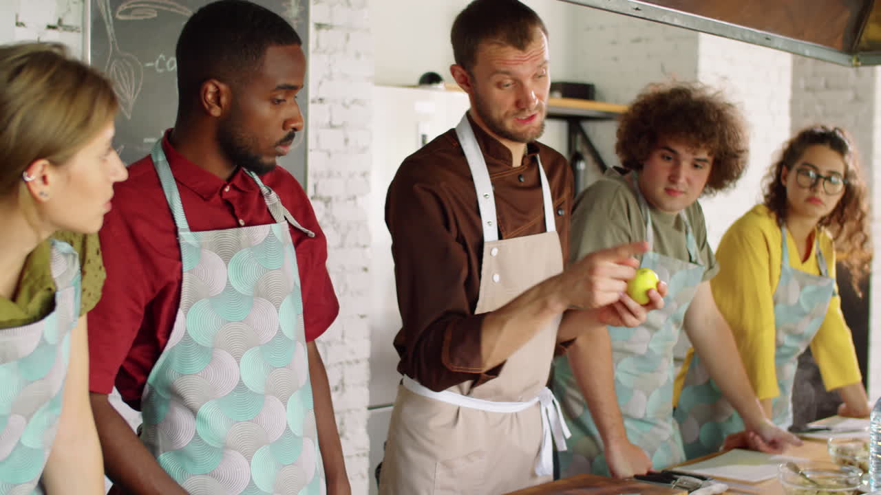 chef explicando la receta a los estudiantes durante la clase maestra de cocina