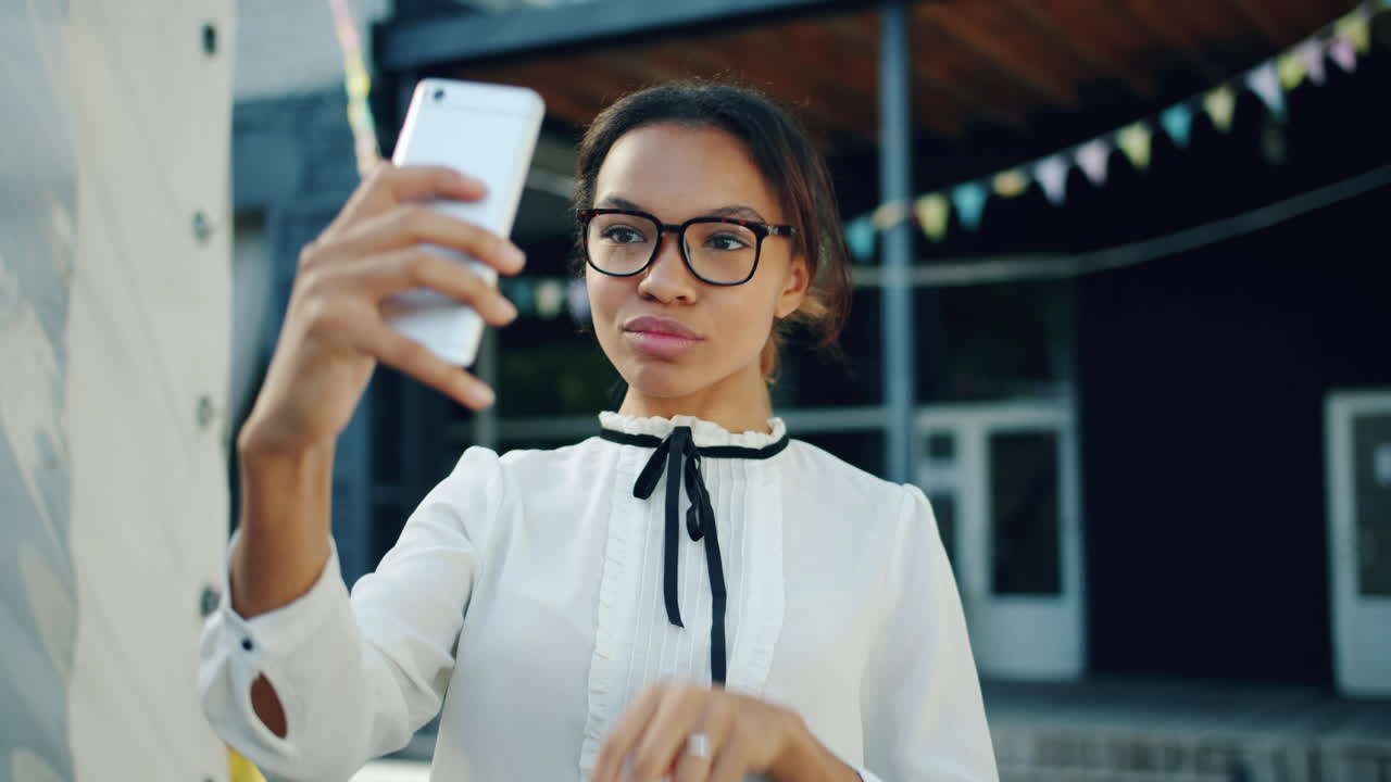 mujer joven tomando una selfie al aire libre