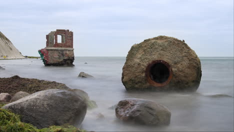 Timelapse-De-Las-Mareas-Marinas-Por-Las-Ruinas-De-La-Antigua-Torre-De-Medición-En-La-Costa-Debajo-Del-Acantilado-Del-Faro-Del-Cabo-Arkona-En-El-Mar-Báltico-En-La-Isla-De-Rugen,-Alemania