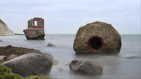 mareas marinas timelapse por las ruinas de la antigua torre de calibre en la orilla debajo del cabo arkona faro acantilado en el mar báltico en la isla de rügen, alemania