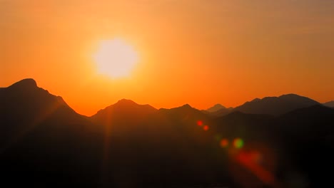 Puesta-De-Sol-Detrás-De-Las-Montañas-Del-Lago-De-Garda