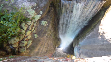vista de una cascada desde lo alto