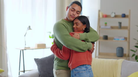 amor, abrazo de pareja y juntos en la sala de estar