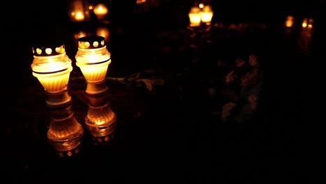 tumba de cementerio vela encendida en el día de las almas, noche oscura y atmósfera espeluznante, rasgadura