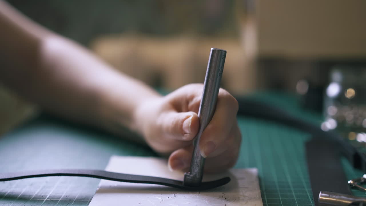 전문 노동자는 타원형  ⁇ 치와 망치로 구 ⁇ 을  ⁇ 니다.