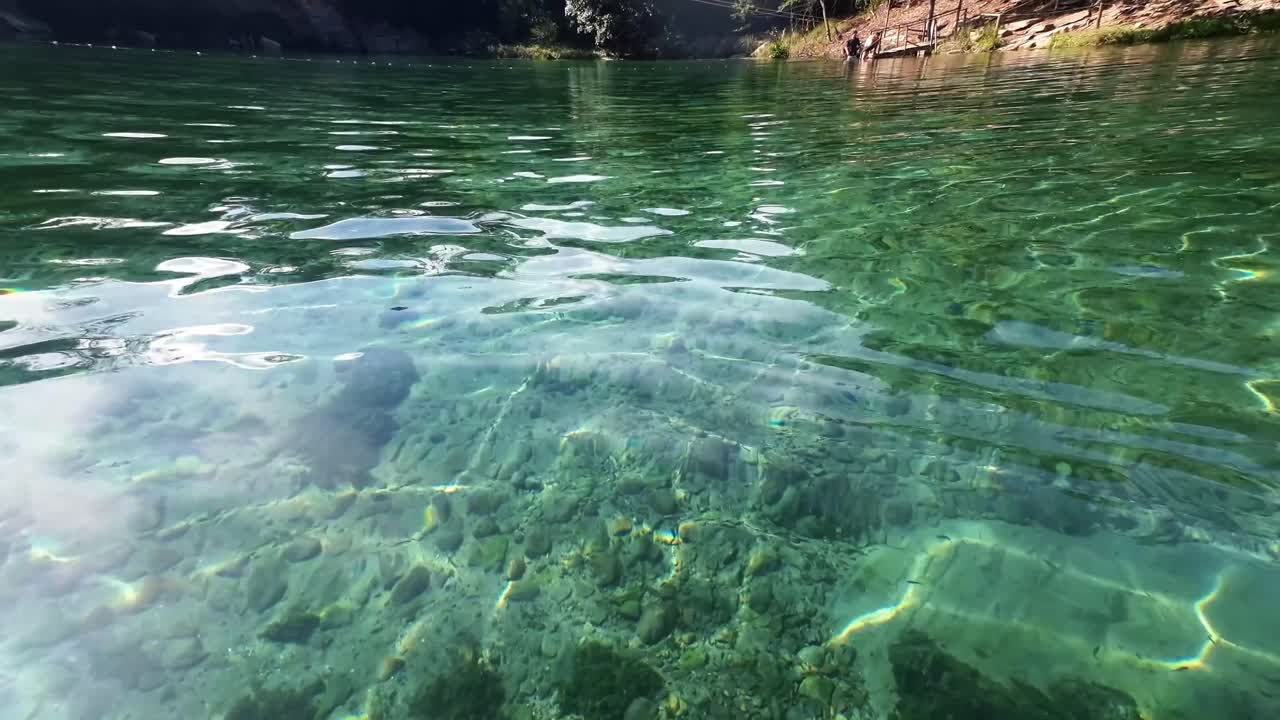 disparo de mano desde el interior del agua de