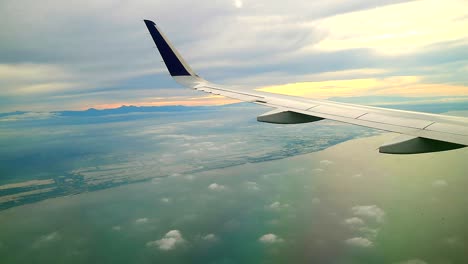 hermosa vista de la mañana desde las ventanas del avión