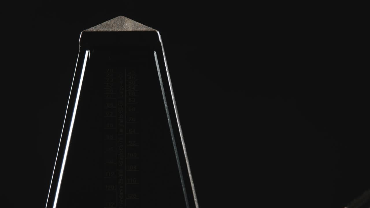 금색 기둥 을 가진 고전적 인 메트로 의 근접 촬영