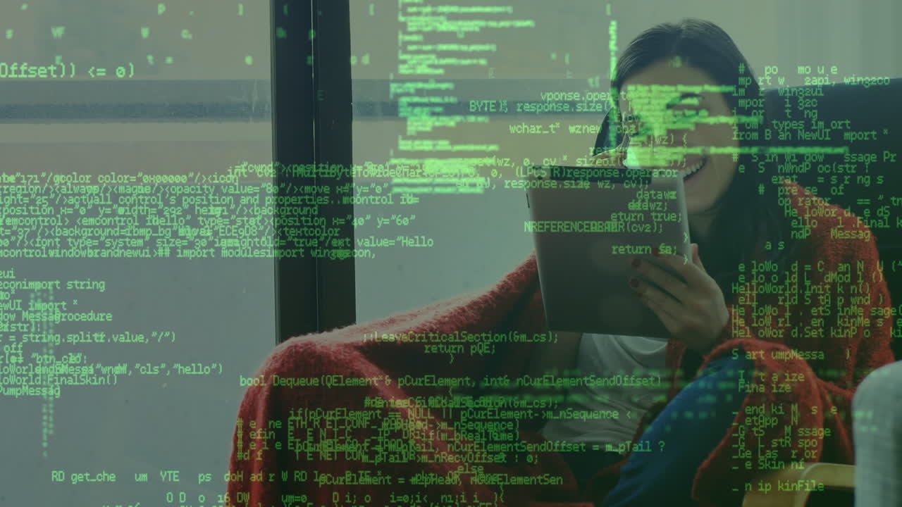 animación del procesamiento de datos sobre una mujer de negocios biracial hablando en un teléfono inteligente