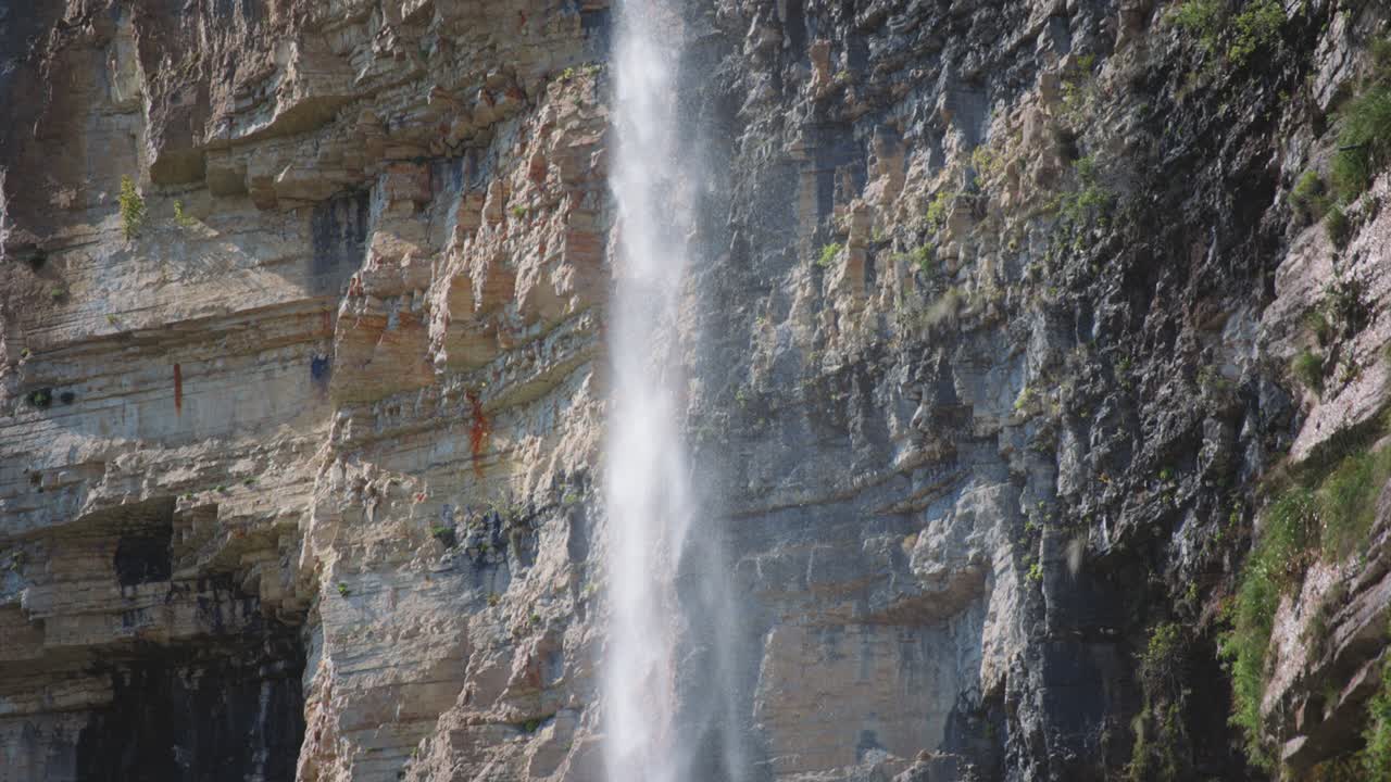 cataratas salpicando desde la montaña