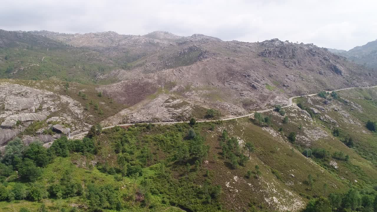 vista aérea de las altas montañas rocosas