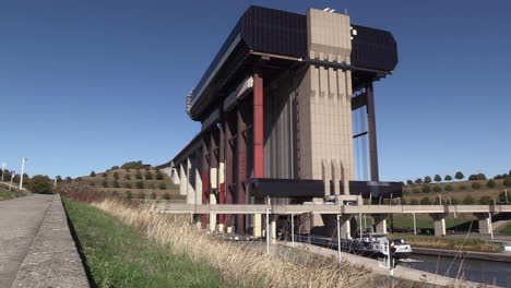 front view of the strã©py-thieu boat lift in belgium, with a cargo boat just entering