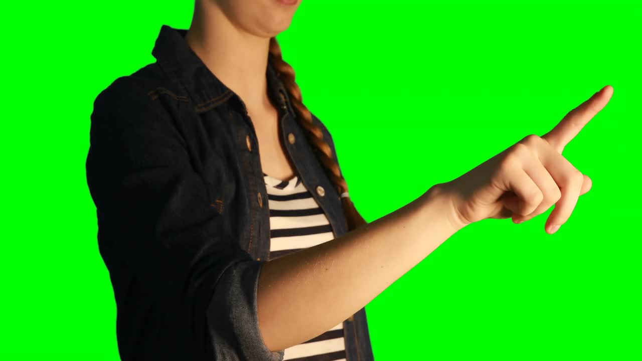 디지털 스크린 4k를 사용하는 여성의 중간 섹션