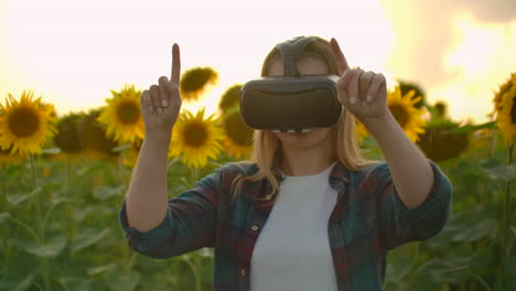 La-Chica-Está-Trabajando-Con-Gafas-Vr.-Ella-Está-Involucrada-En-El-Proceso-De-Trabajo.-Es-Un-Día-Soleado-Perfecto-En-El-Campo-De-Girasoles.