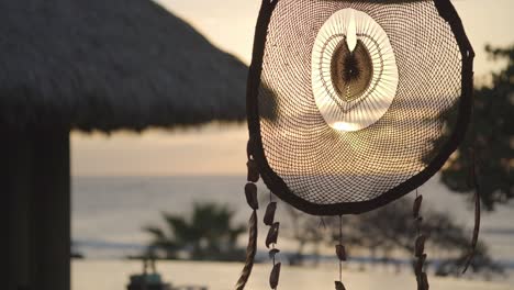 cazador de sueños en un complejo tropical al atardecer con piscina infinita y océano en el fondo