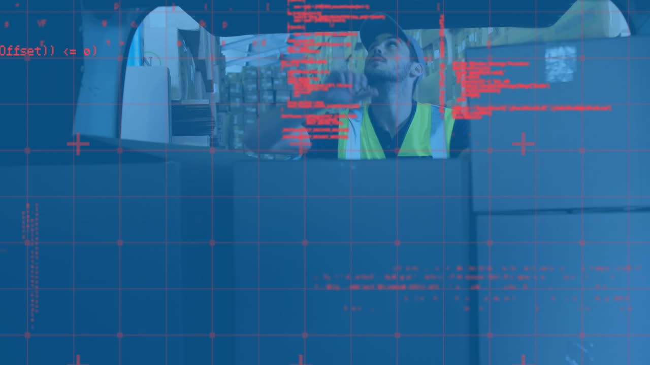 procesamiento de datos a través de la red contra el repartidor caucásico apilando cajas de entrega en su furgoneta