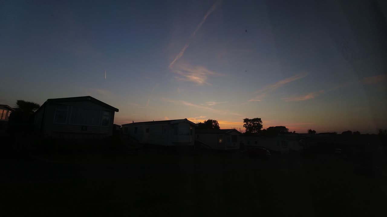 일몰 정적 카라반 웨일스 휴가 공원 타임  ⁇ 스 항공기가  ⁇ 은 밤 하늘을 가로질러 촬영