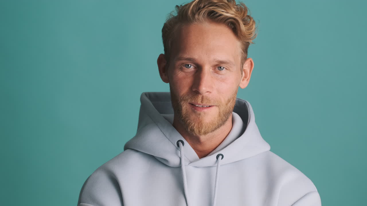 hombre feliz sonriendo en sudadera