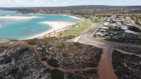 Antena-De-Drones-Moviéndose-Hacia-La-Ciudad-De-Kalbarri-Y-Una-Laguna-Azul-En-Un-Día-Soleado