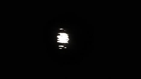 reflejo de la luna en el lago begnas en pokhara, nepal