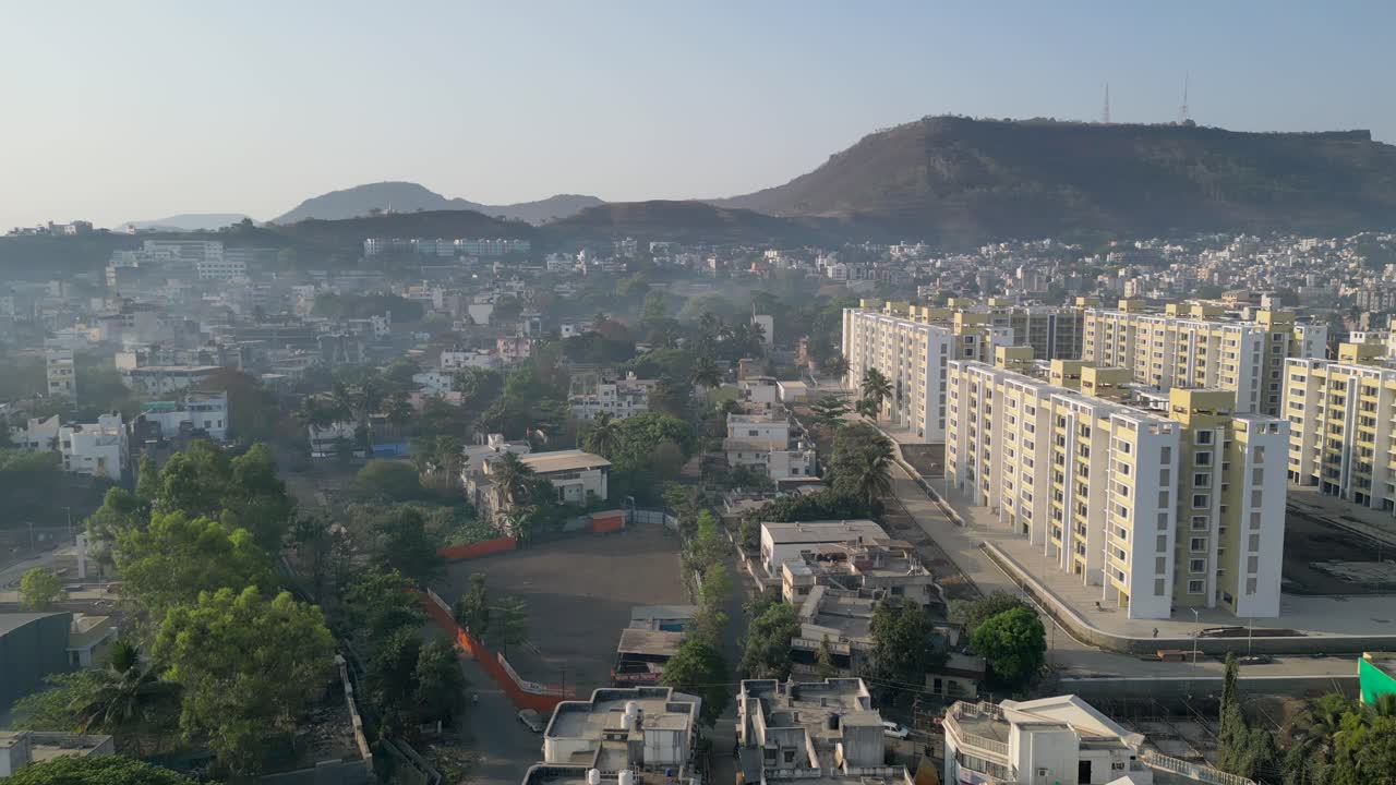 vista del drone mattutina della città di satara nel maharashtra