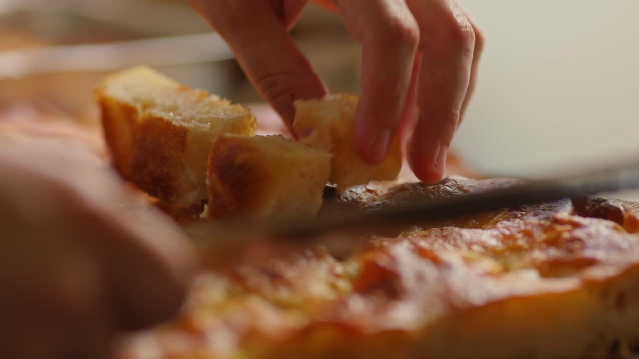 아마존 열대우림의 유기농 농장에서 수확한 카사바 가루로 만든 빵을 큐브 모양으로 자른다.