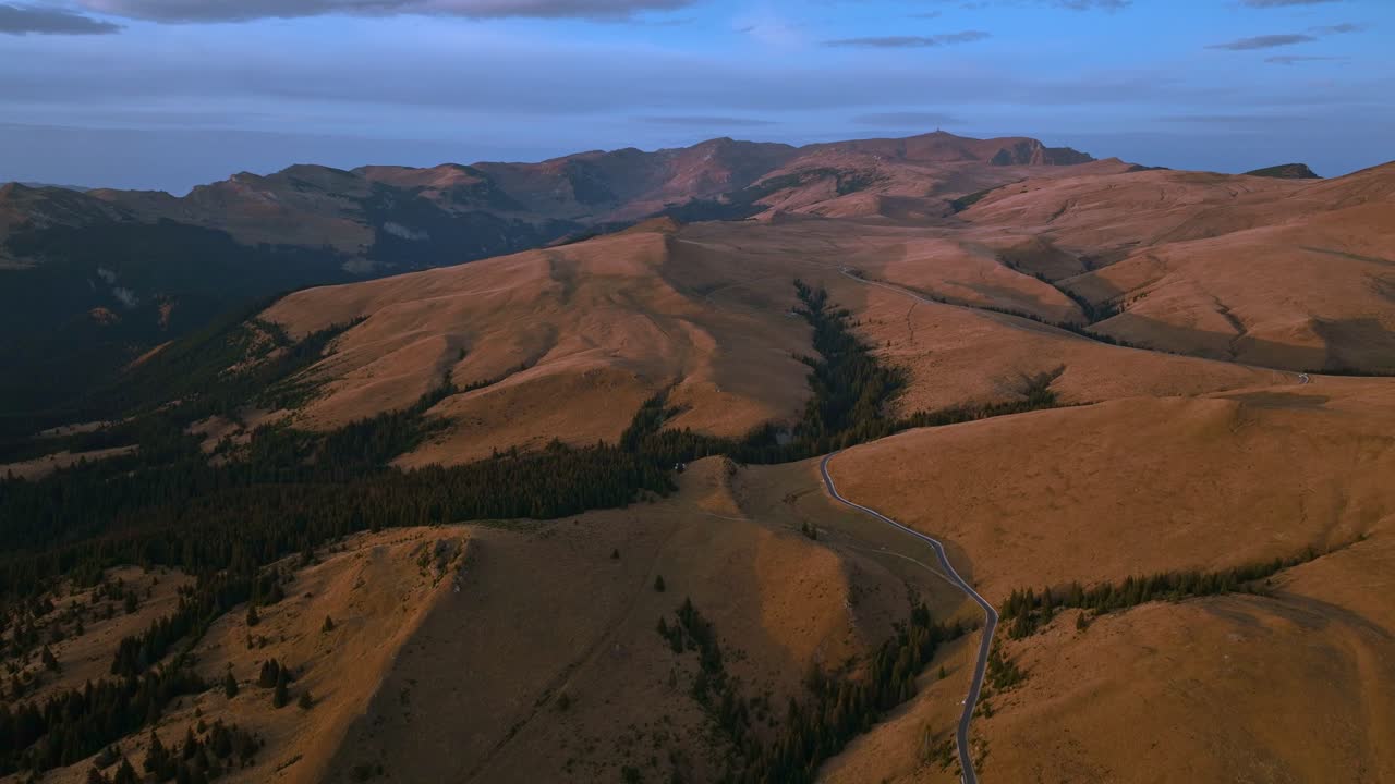해질녘에 디치우 산의 붉은 색 산 풍경을 통해 이어지는 아름다운 길