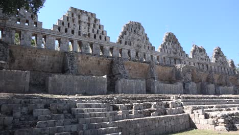 vista desde dentro del palacio de los gobernadores en uxmal yucatán méxico