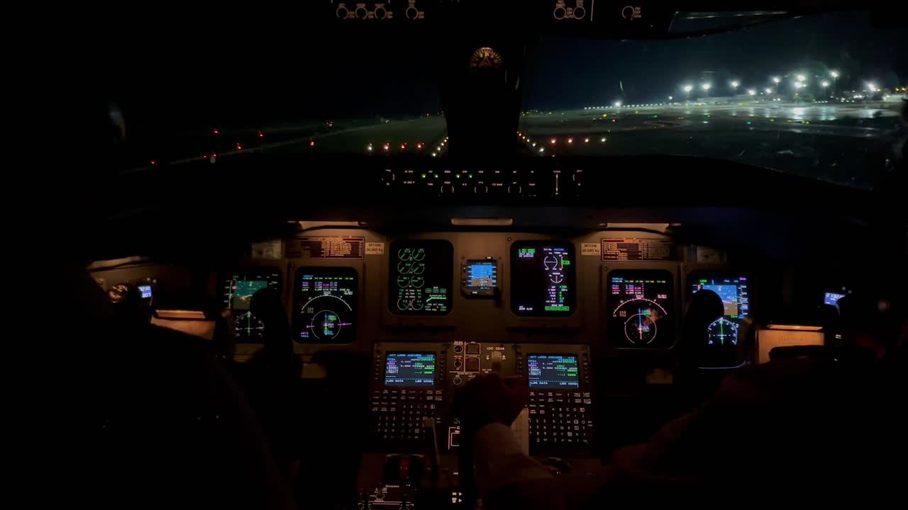 vista de cabina de jet en un vuelo real durante el aterrizaje nocturno en el aeropuerto de valencia