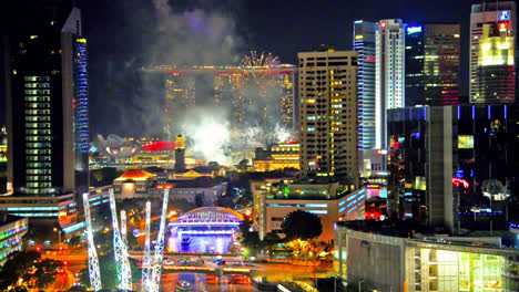 Hermosos-Fuegos-Artificiales-Alrededor-De-La-Ciudad-De-Singapur-Por-La-Noche