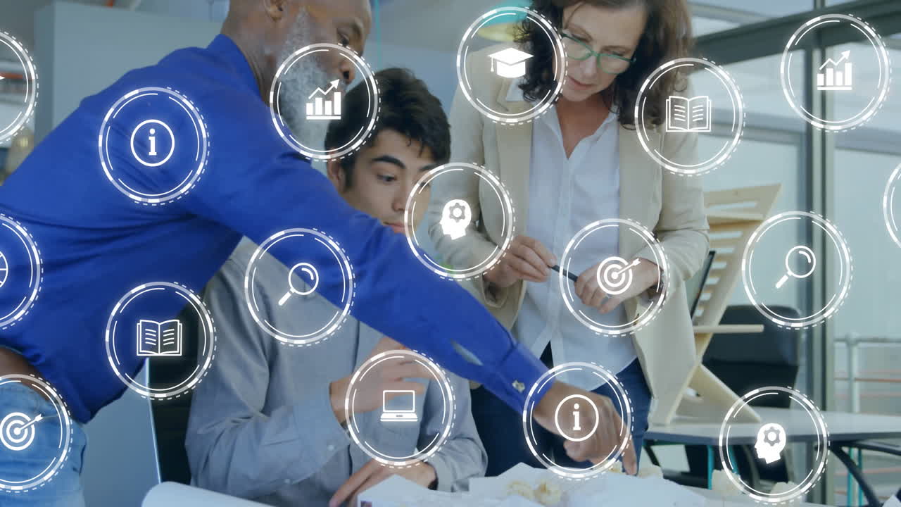 profesionales de negocios que colaboran en el procesamiento de datos y la animación de iconos de información