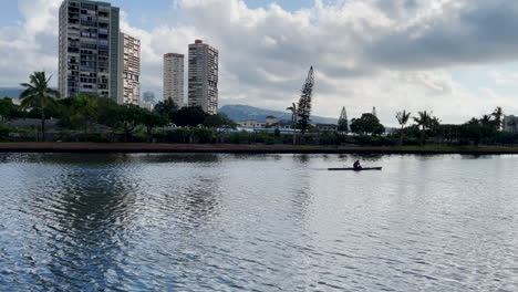 Einsamer-Kajakfahrer-Auf-Einem-Kanal