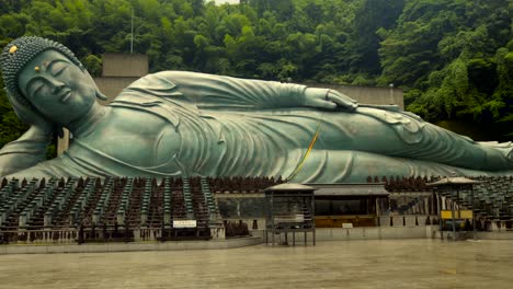 la estatua de buda reclinada en el templo de nanzoin fukuoka japón día nublado panorámica disparado ningún turista estatua de bronce vacía