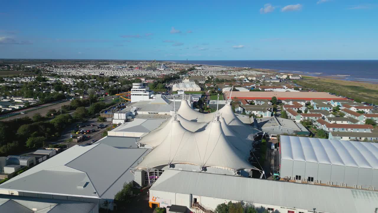영국 랭커셔의 바 ⁇ 가 마을 스케그네스에 위치한 유명한 버틀린스 휴양 캠프의 드론 영상