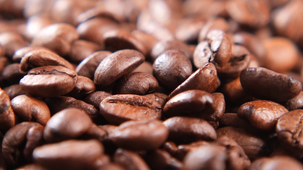 Ristede Kaffebønner der Falder i Slow Motion