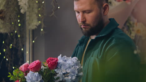 Zwei-Floristen-Kreieren-Gemeinsam-Einen-Wunderschönen-Blumenstrauß