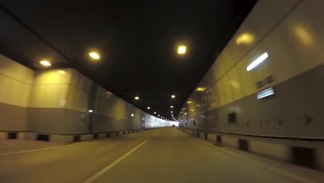 conduciendo a través de un túnel