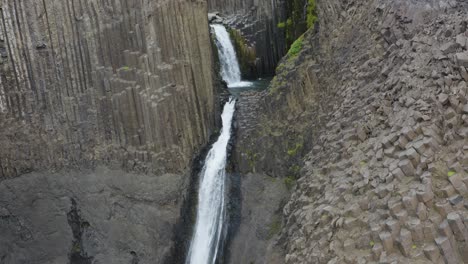 la cascada de litlanesfoss en el este de islandia