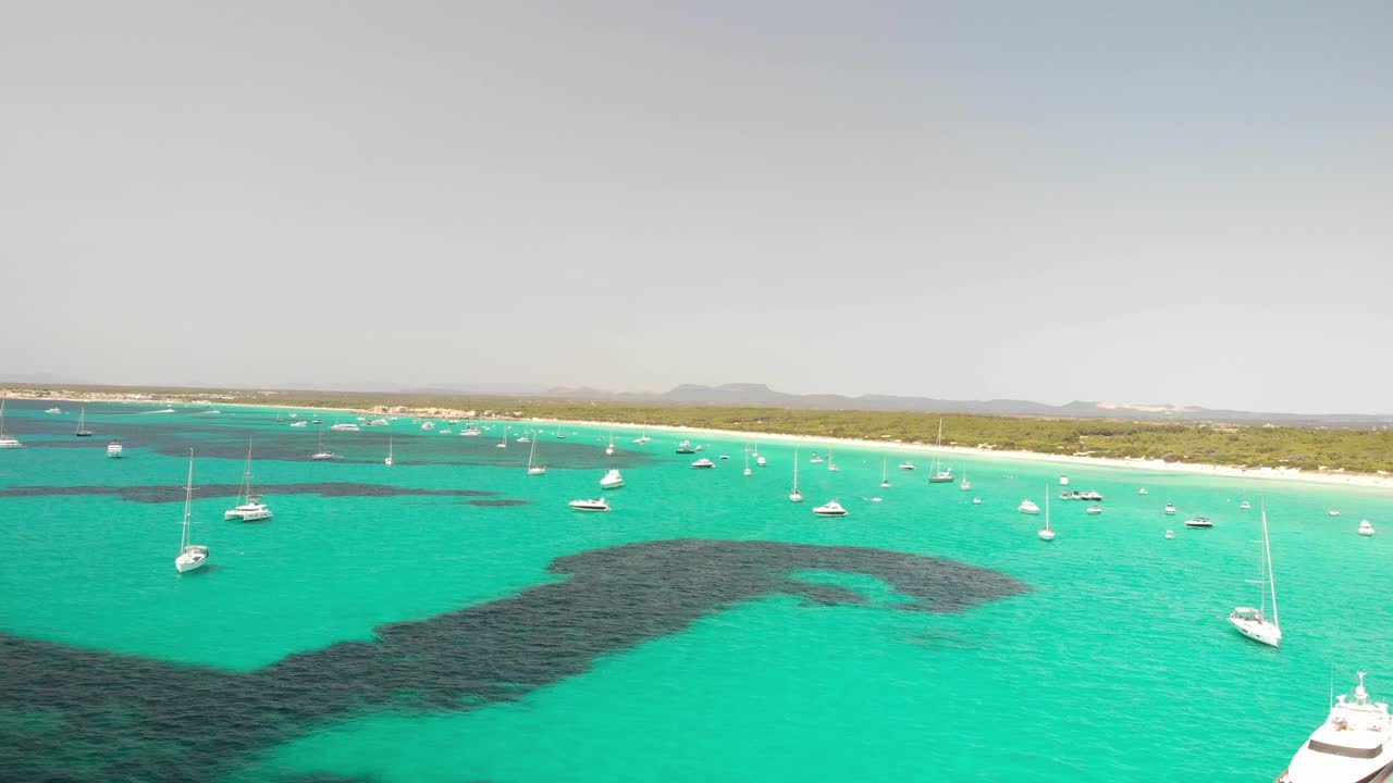 españa, mallorca platja des trenc beach un hermoso vuelo sobre la playa a 4k 24 fps con filtros nd en un día muy brillante con un drone dji mavic air