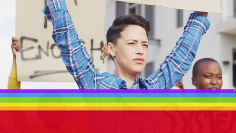 animación de la bandera del arco iris sobre una manifestante caucásica