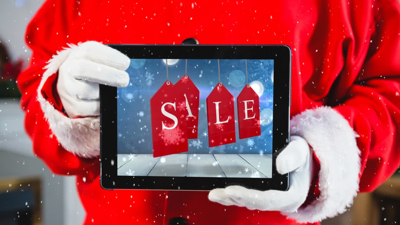 composición de video con nieve sobre el torso de santa sosteniendo la tableta