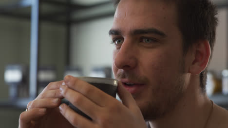hombres caucásicos pasando tiempo juntos en un café