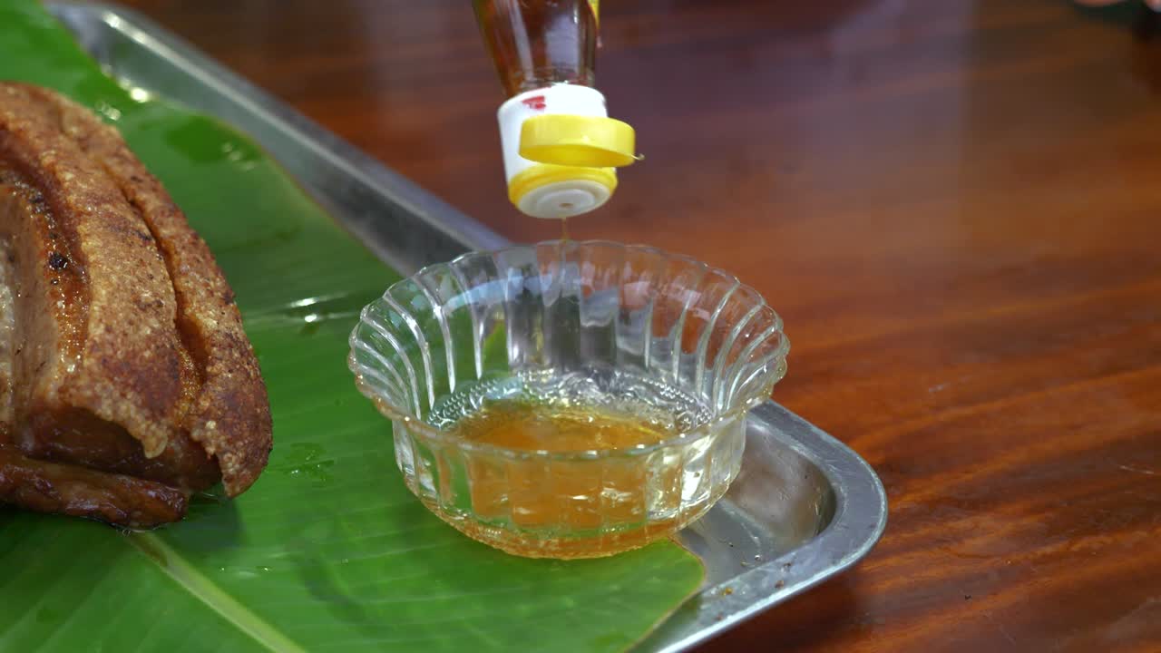 가까이서 볼 수 있는 고기 저녁 식사를 위한 맛있는 매운 소스 만들기